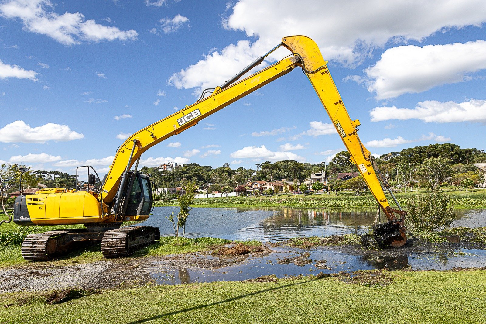Parque do Lago em Canela recebe limpeza da lâmina d'água e de vegetações do entorno