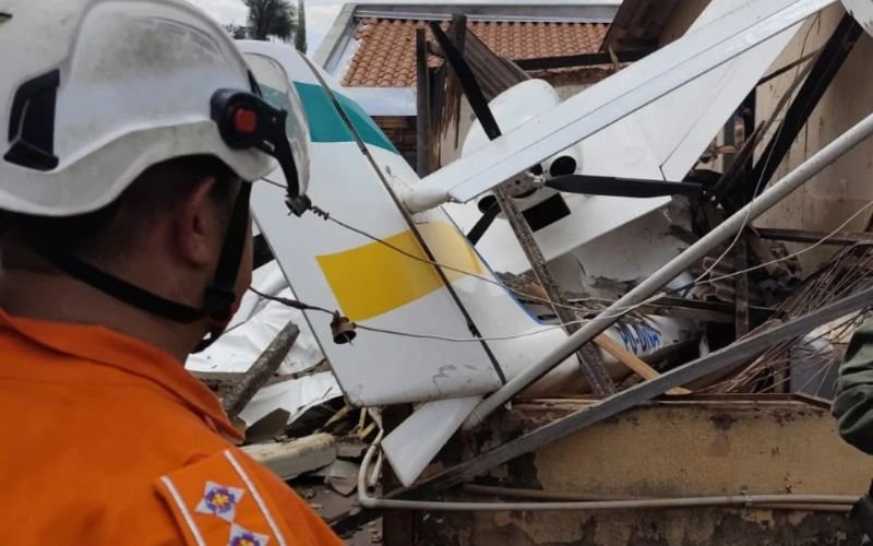 Quem é o piloto que sobreviveu após avião cair sobre casa em Goiânia