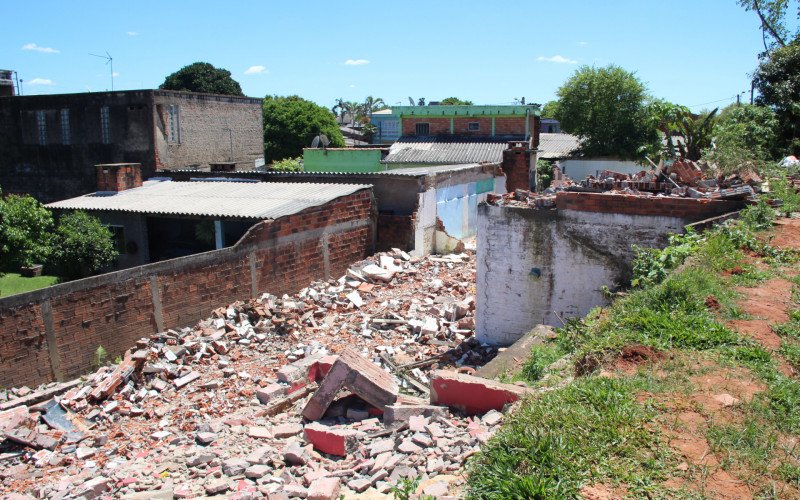 Dezenas de casas já foram destruídas ao longo do dique