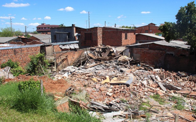 Dezenas de casas já foram destruídas ao longo do dique