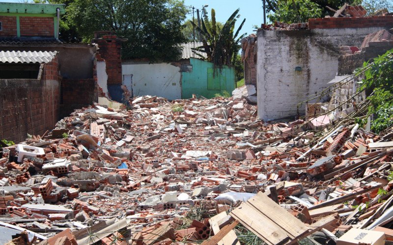 Dezenas de casas já foram destruídas ao longo do dique