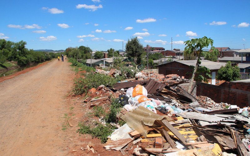 Dezenas de casas já foram destruídas ao longo do dique
