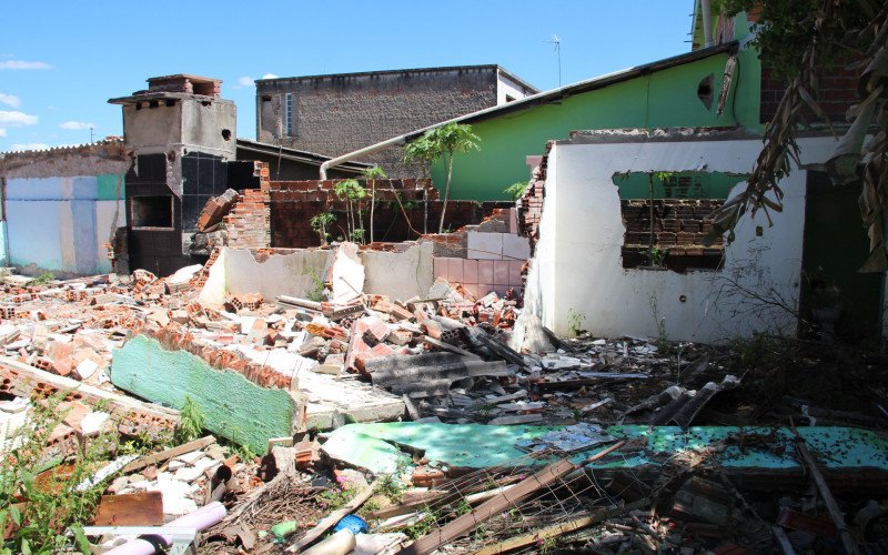 Antes de ser demolida, casa estava sendo habitada por usuários de drogas