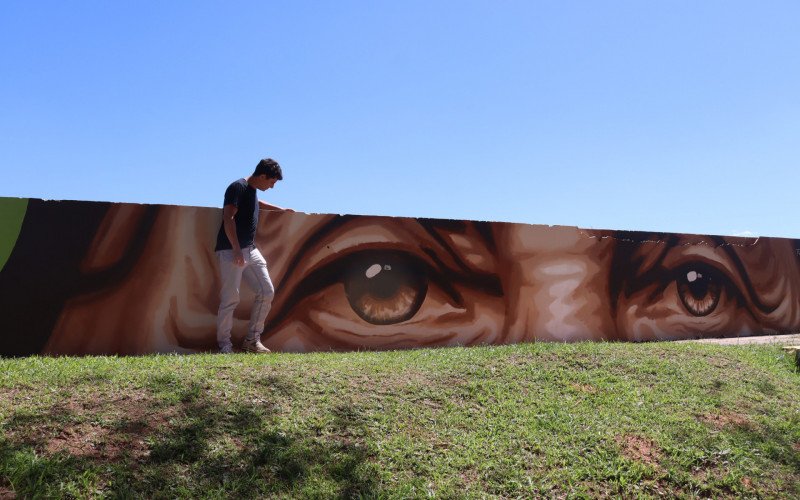 Praça do Imigrante ganhar mural de arte, feito pelo artista Feu Cardoso, como legado do Aldeia Sesc Capilé