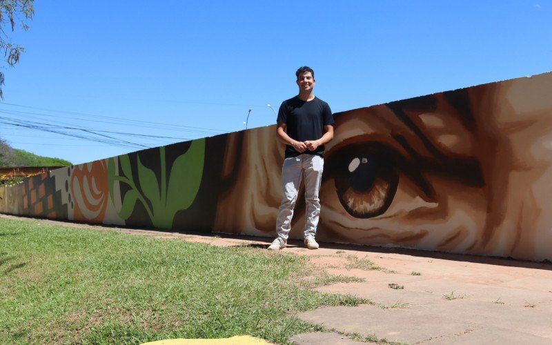 Praça do Imigrante ganhar mural de arte, feito pelo artista Feu Cardoso, como legado do Aldeia Sesc Capilé