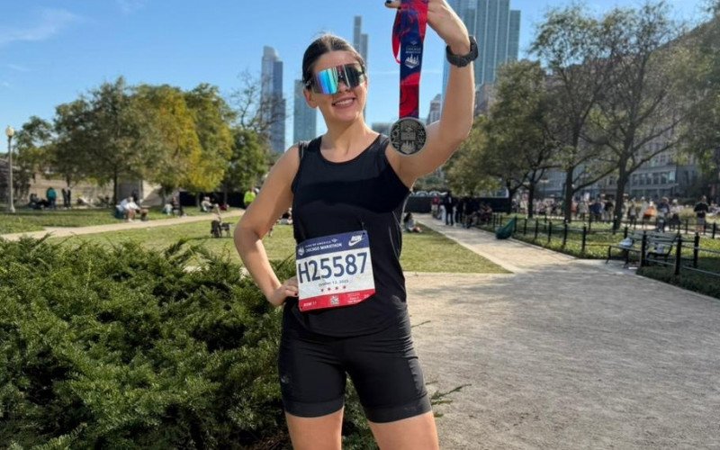 Luiza exibe a medalha após percorrer os 42 quilômetros da Maratona de Chicago | abc+