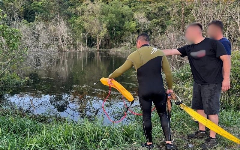 Carro caiu em açude às margens da RS-239 | abc+