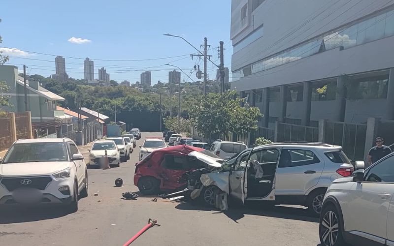 Carro cai do térreo da emergência do Hospital Unimed | abc+