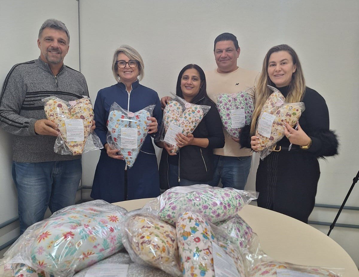 Almofadas do Coração são doadas a mulheres em tratamento contra o câncer de mama em Canela