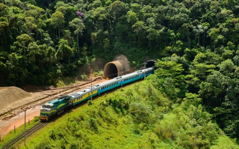 Passeio de trem passa por mais de 40 cidades e rios garantindo uma bela viagem pelo Brasil