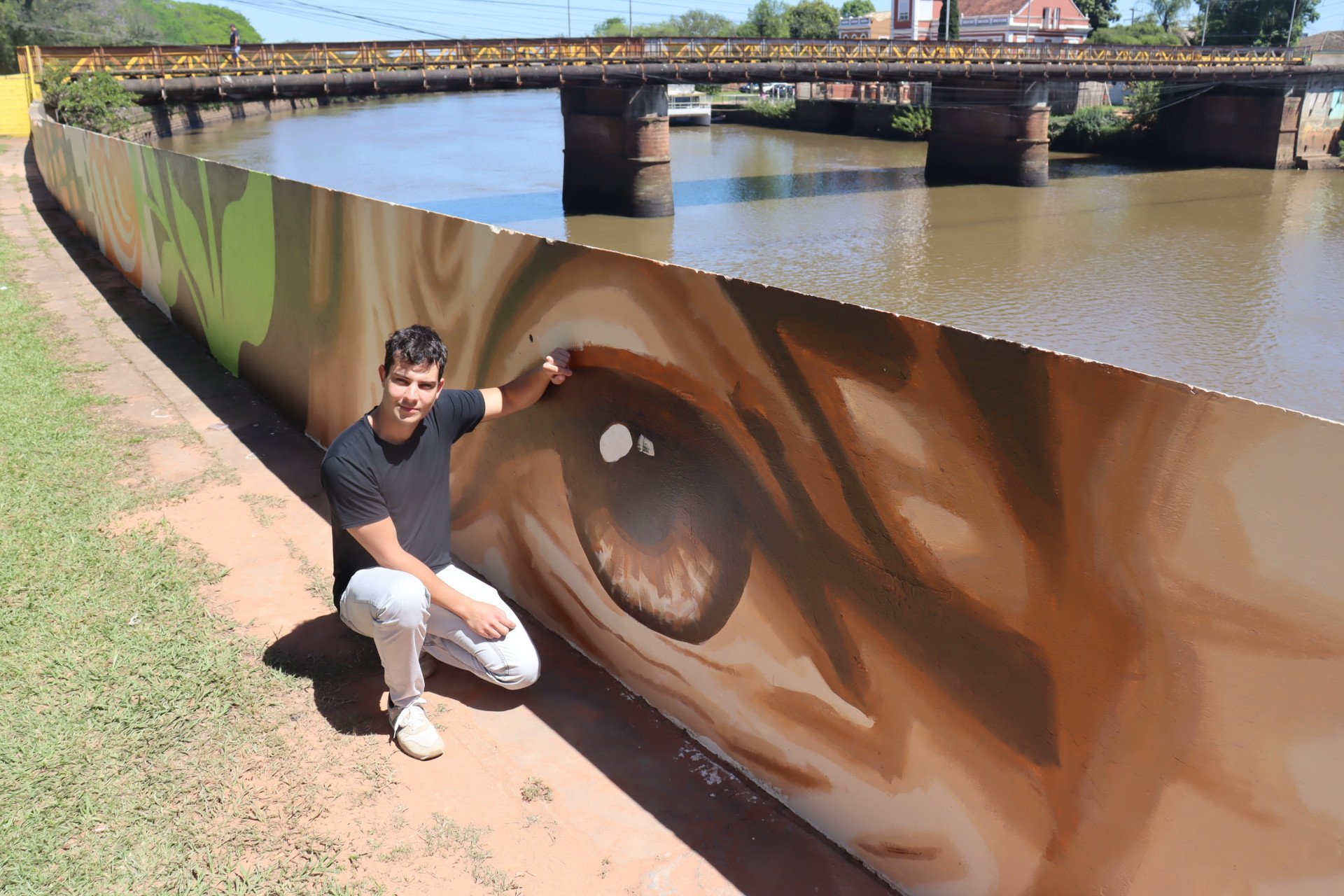 VÍDEO: Praça do Imigrante ganha mural cheio de arte, cores e simbolismo