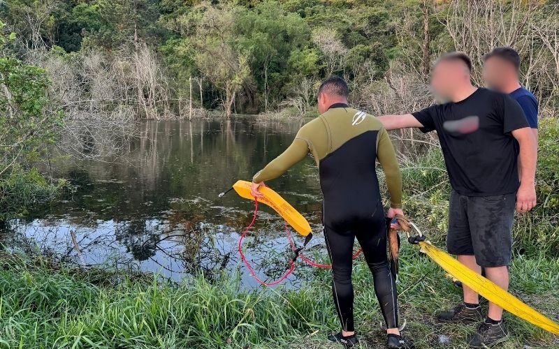 Caminhonete cai em açude após motorista perder o controle na RS-239, em Novo Hamburgo
