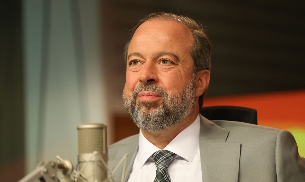 Horário de verão: Ministro de Minas e Energia se manifesta sobre decisão de 2025