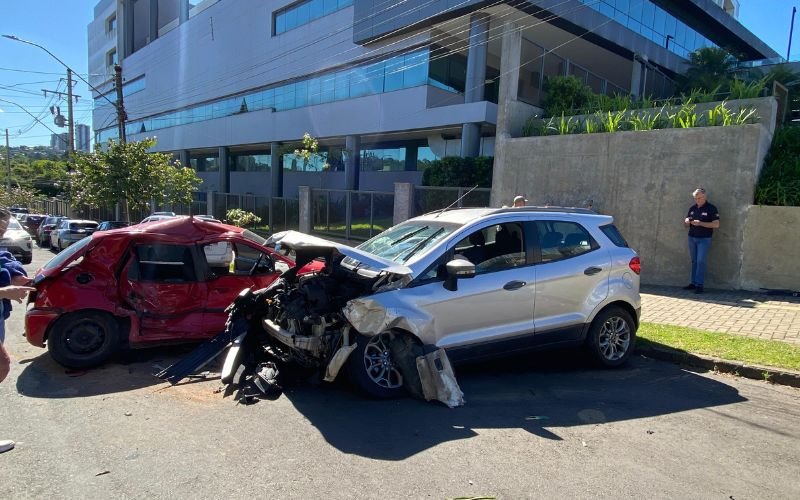 Casal de idosos estava em carro que caiu de área da emergência de hospital de Novo Hamburgo; veja imagens