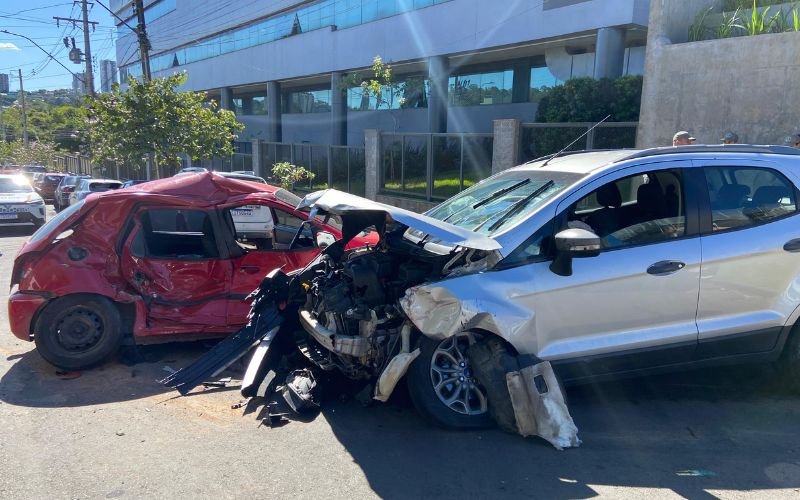 Acidente com queda de carro de estacionamento do Hospital Unimed 