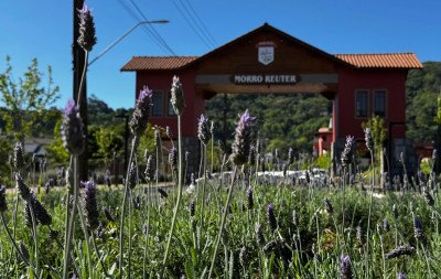 Últimos dias: Concurso da Prefeitura de Morro Reuter oferece salários de até R$ 5,8 mil e vale-alimentação de R$ 670