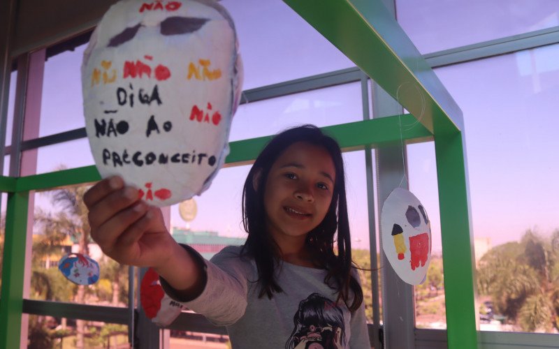 Exposição Tudo Vira Arte, Tudo Vira Amor tem sua abertura oficial nesta quarta-feira no Espaço Sicredi, a Universidade Feevale. Sophia, uma dos alunos, mostra a arte produzida nas oficinas do Instituto Joanna de Ângelis e exposta no local | abc+