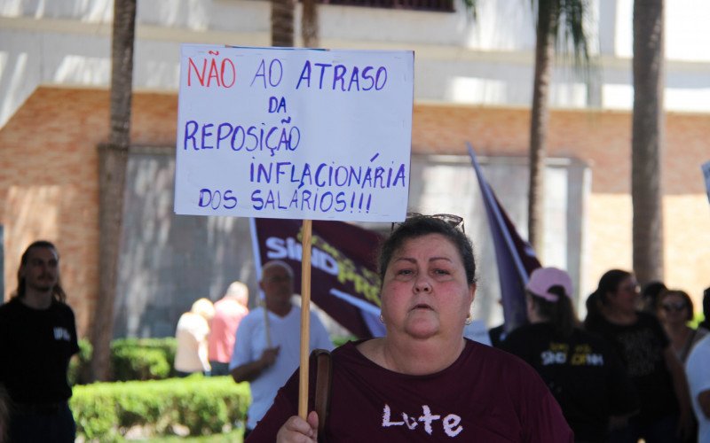 Professores exibiram cartazes de protesto reivindicando melhorias para a classe