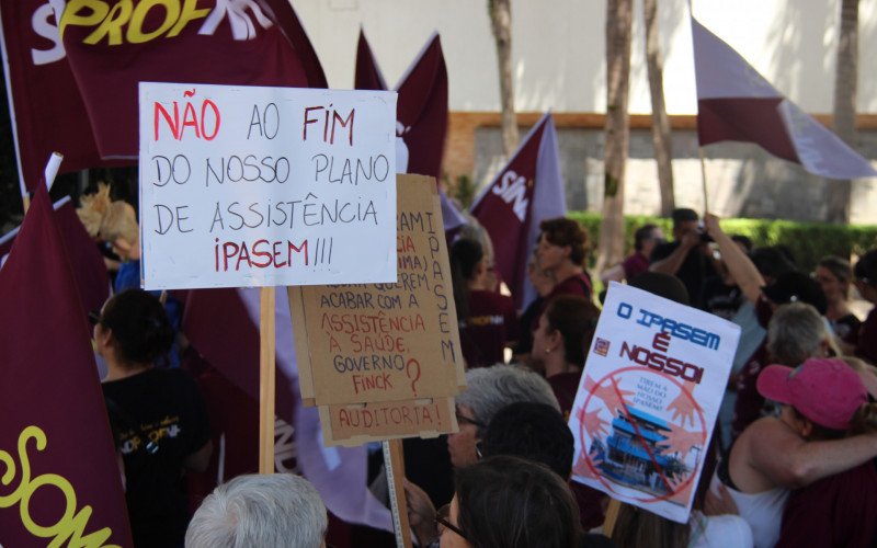 Professores exibiram cartazes de protesto reivindicando melhorias para a classe