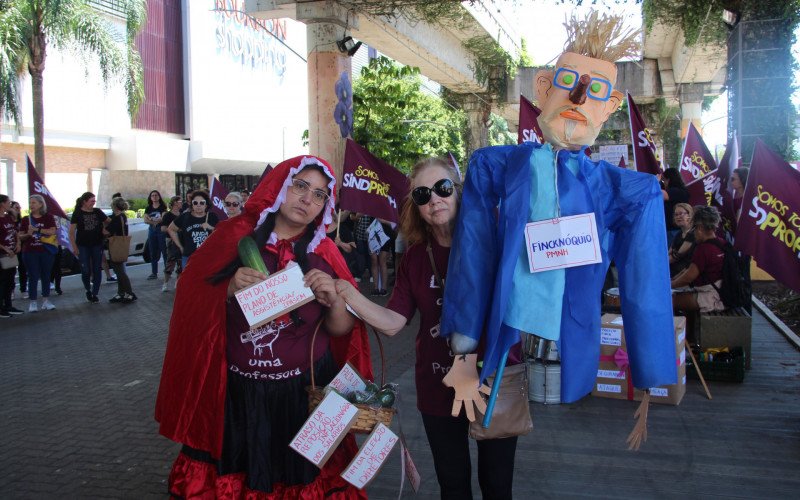 Professores utilizaram boneco como crítica ao prefeito