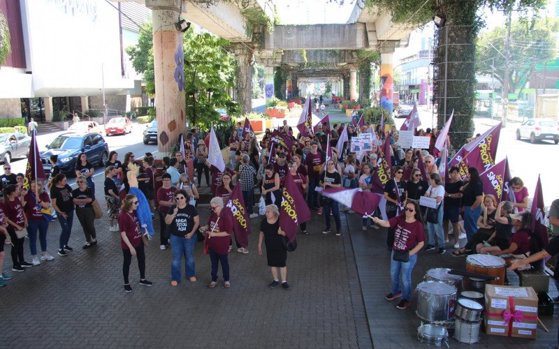 Manifestação dos professores teve concentração na Praça Punta del Leste