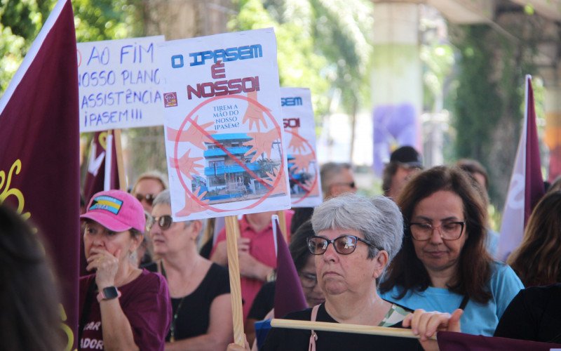 Professores exibiram cartazes de protesto reivindicando melhorias para a classe