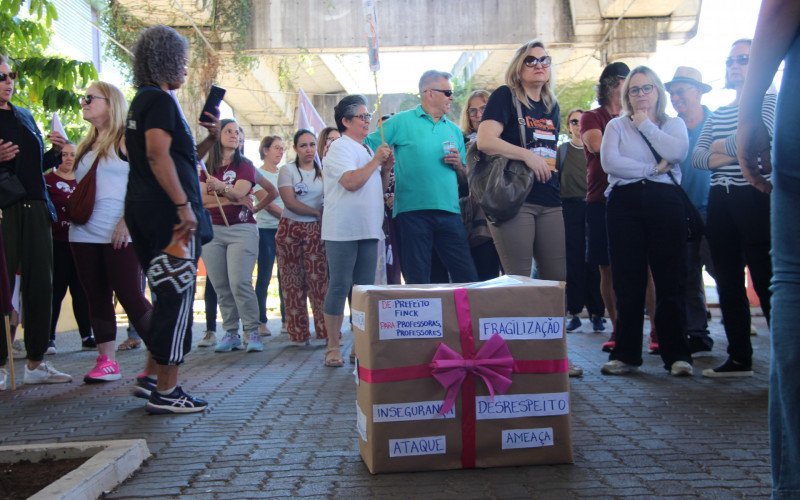 No Dia dos Professores, presente veio em forma de cobrança
