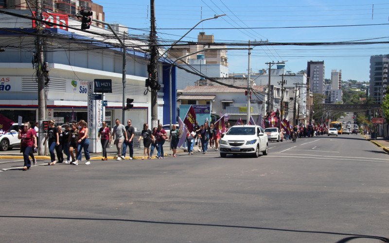 Professores tomam as ruas de Novo Hamburgo em ato pela defesa da educação e cobram diálogo com a Prefeitura
