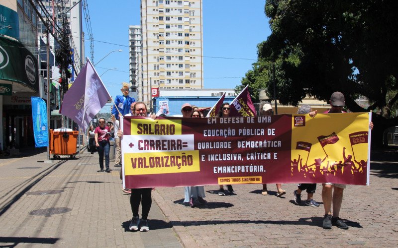 Professores tomam as ruas de Novo Hamburgo em ato pela defesa da educação e cobram diálogo com a Prefeitura
