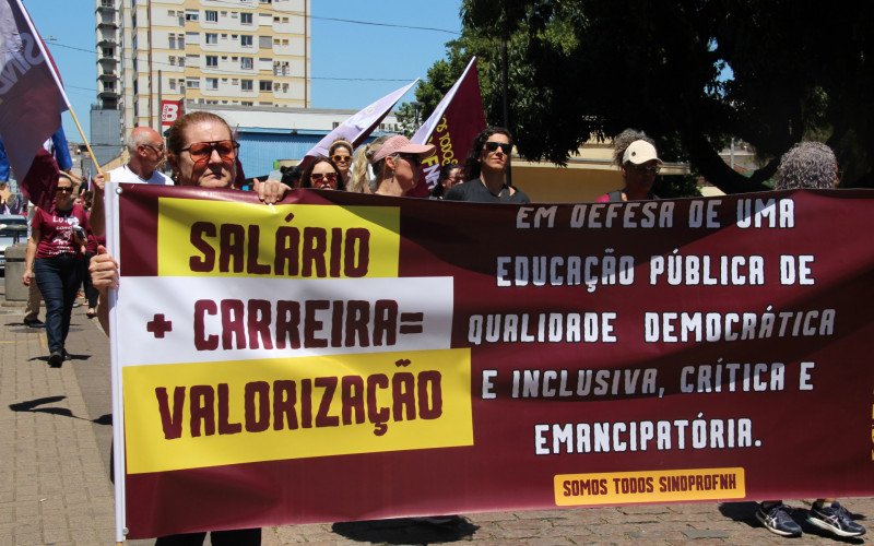 Professores tomam as ruas de Novo Hamburgo em ato pela defesa da educação e cobram diálogo com a Prefeitura
