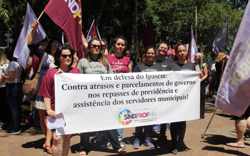 Professores tomam as ruas de Novo Hamburgo em ato pela defesa da educação e cobram diálogo com a Prefeitura
