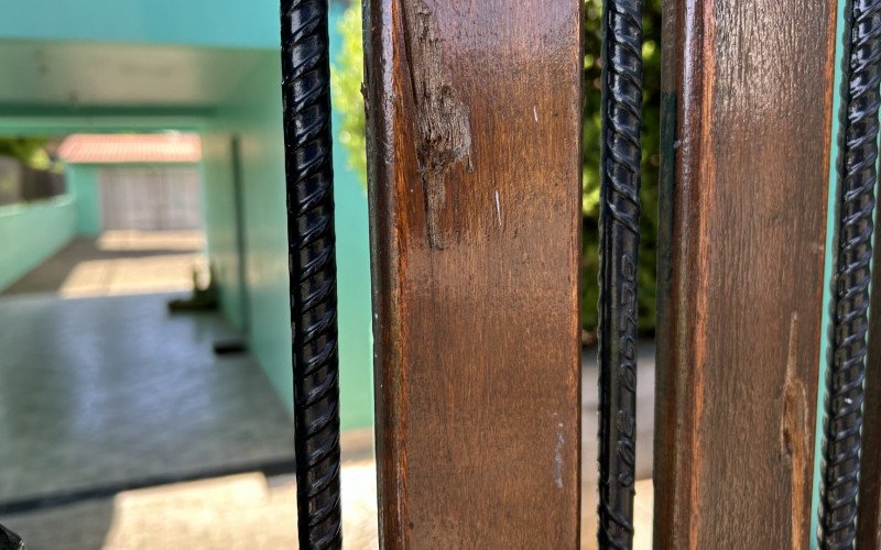 Apesar de obra ter coberto buracos na parede, ainda sobraram resquícios da noite trágica na casa verde da Rua Adolfo Jaeger, no bairro Ouro Branco em Novo Hamburgo | abc+