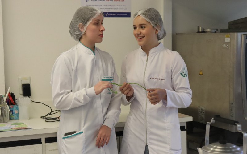 As estudantes Fernanda Lima Martins e Vitória Souza acharam a oficina muito explicativa