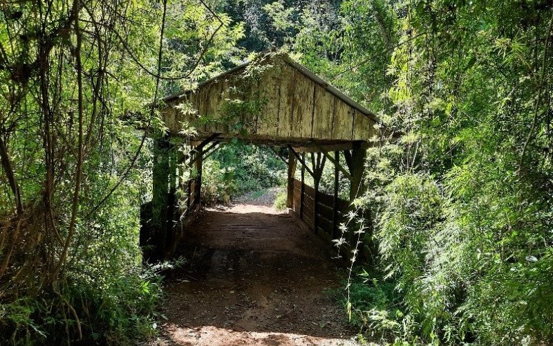 Ponte coberta na localidade de Arroio Bonito, em São José do Hortêncio, datada de 1911 | abc+