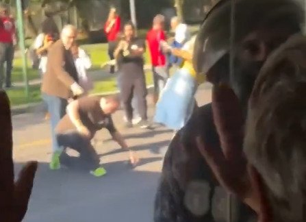 Tiros de borracha e gás lacrimogêneo são usados contra manifestantes em frente à Câmara de Vereadores de Porto Alegre