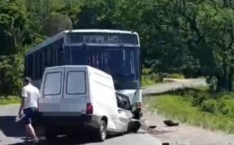 RS-020: Acidente entre ônibus e carro deixa motorista ferido e preso às ferragens