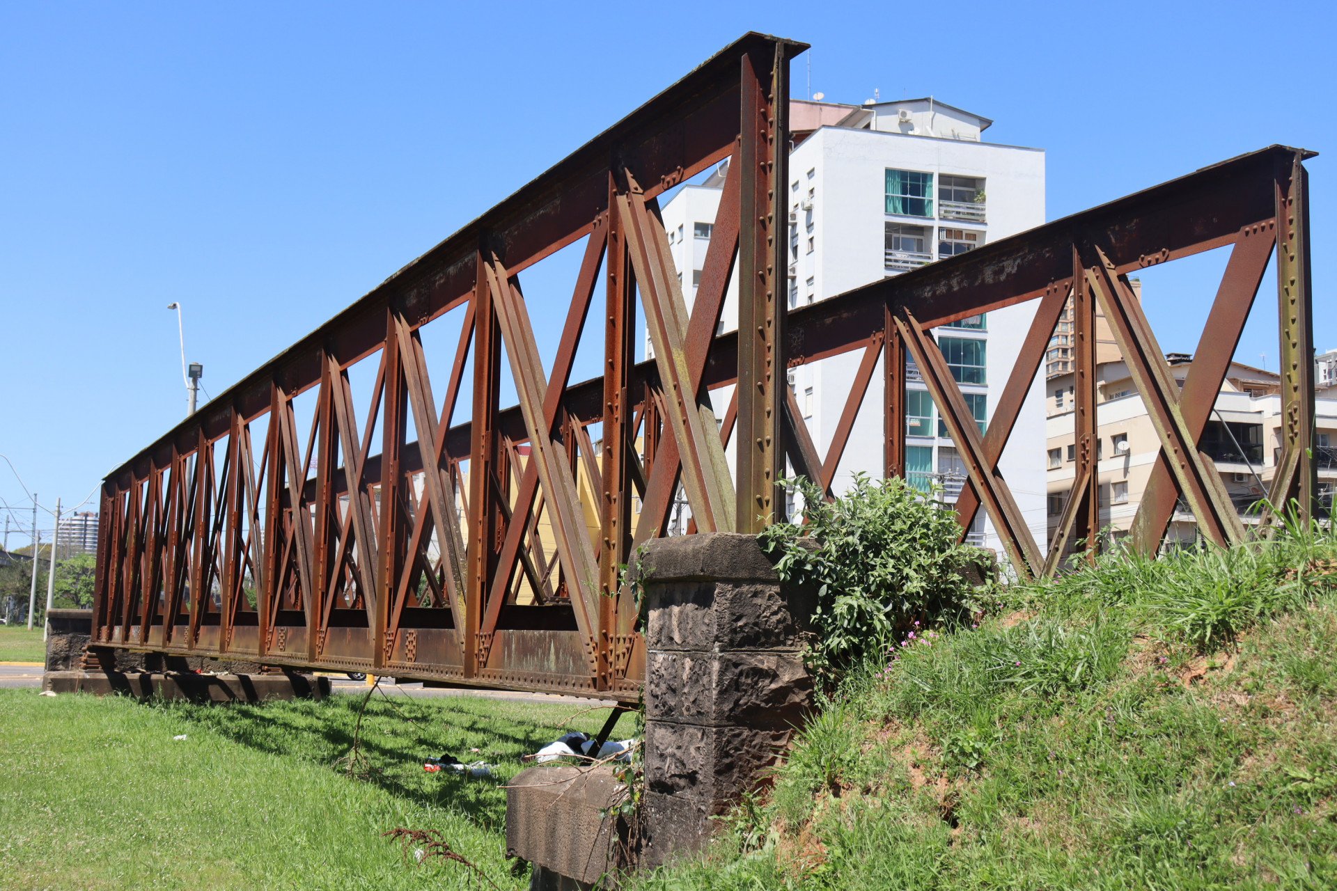 Pedaço da antiga ponte férrea na Avenida Mauá, em São Leopoldo | abc+