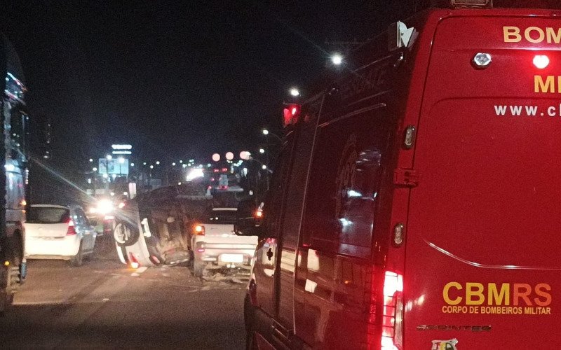RS-240: Duas pessoas ficam feridas após carro capotar e colidir contra outro veículo