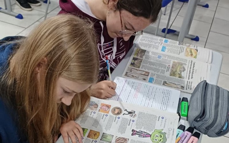 Alunos utilizam jornais para trabalhar em sala de aula
