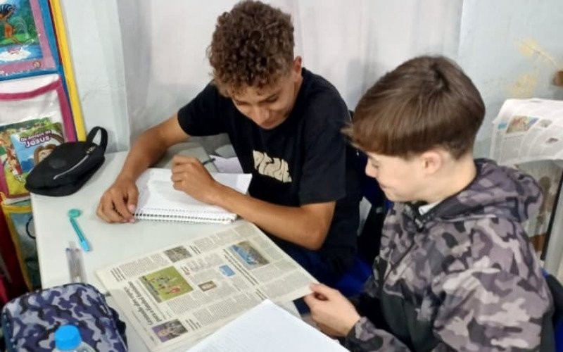 Alunos utilizam jornais para trabalhar em sala de aula