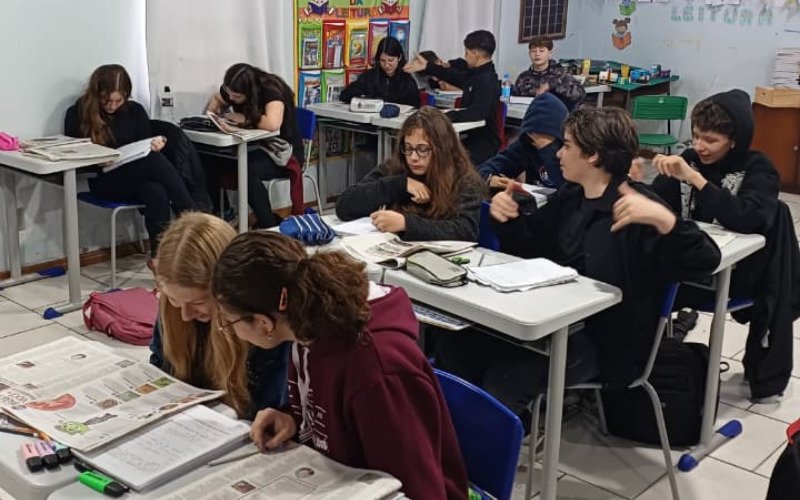 Alunos de Gramado utilizam jornais para realizar atividades em sala de aula