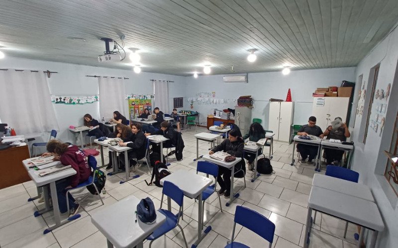 Alunos utilizam jornais para trabalhar em sala de aula