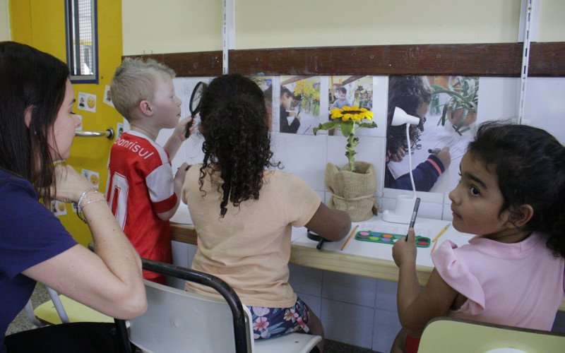 Crianças com o olhar atento para desenhar o girassol | abc+