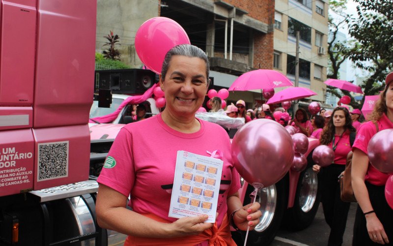 Ana Cristina distribui panfletos durante a caminhada | abc+