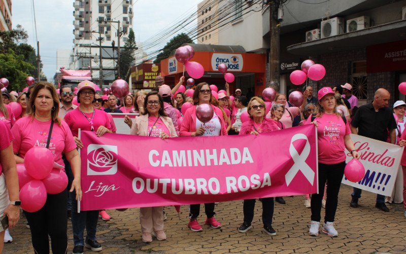 Caminhada do Outubro Rosa 2025 percorreu as ruas do Centro de Canoas nesta terça-feira (16) | abc+
