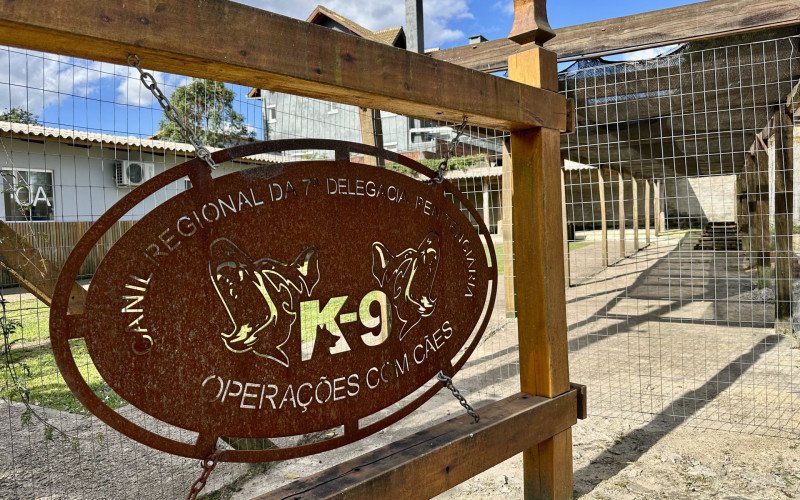 Atuação de cães treinados em Canela auxilia no trabalho dentro dos presídios da região
