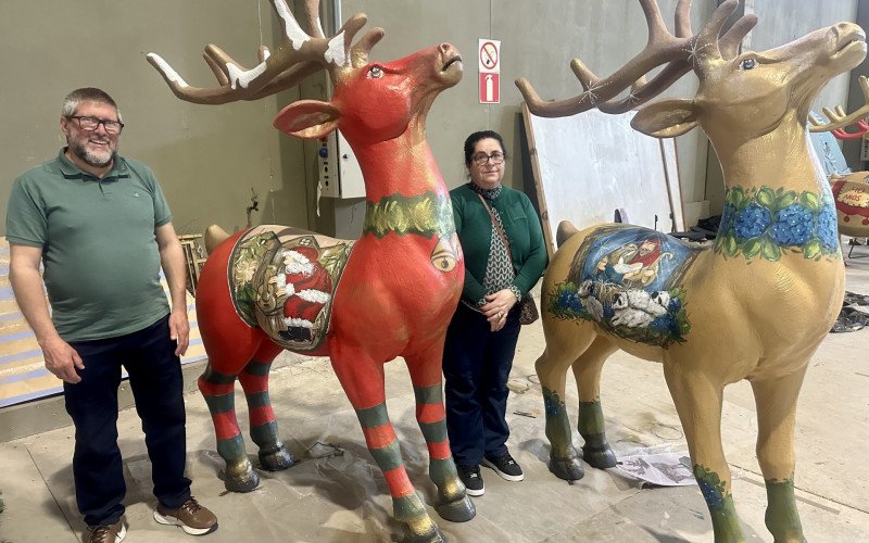 João e Sônia pintaram à mãos duas das renas que enfeitarão a Rua Torta neste Natal
