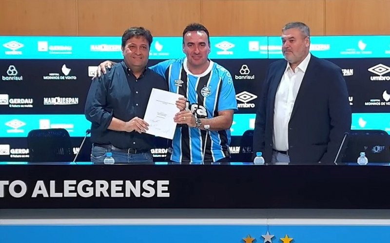 O presidente Alberto Guerra e o empresário Marcelo Marques exibem o documento que formaliza a transferência da gestão da Arena. | abc+