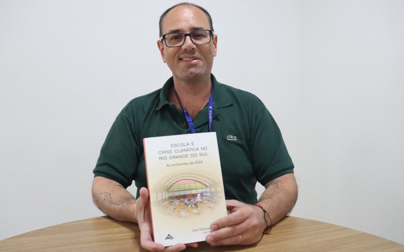 José Edimar de Souza lança o primeiro livro de quatro volumes, com título Escola e Crise Climática no Rio Grande do Sul - As enchentes de 2024. | abc+