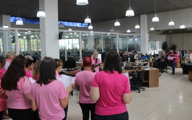 Coral formado por pacientes e voluntárias da Liga Feminina de Combate ao Câncer marcou ação do Outubro Rosa no Grupo Sinos | abc+
